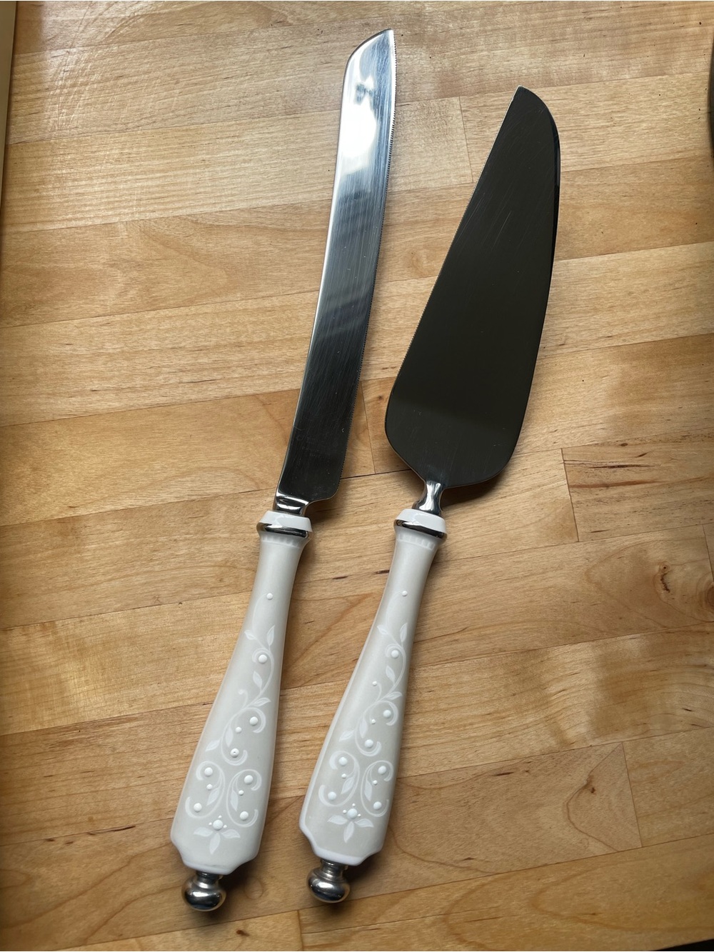 Lennox Vintage White Cake Knife and Cake Server Set